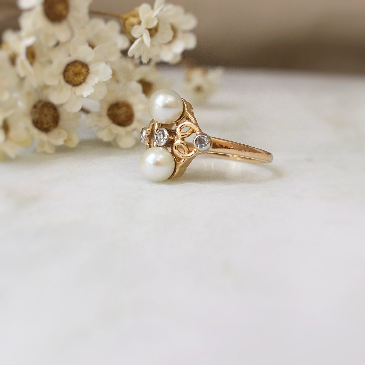 ravissante bague en or rose avec duo de perles de culture et diamants