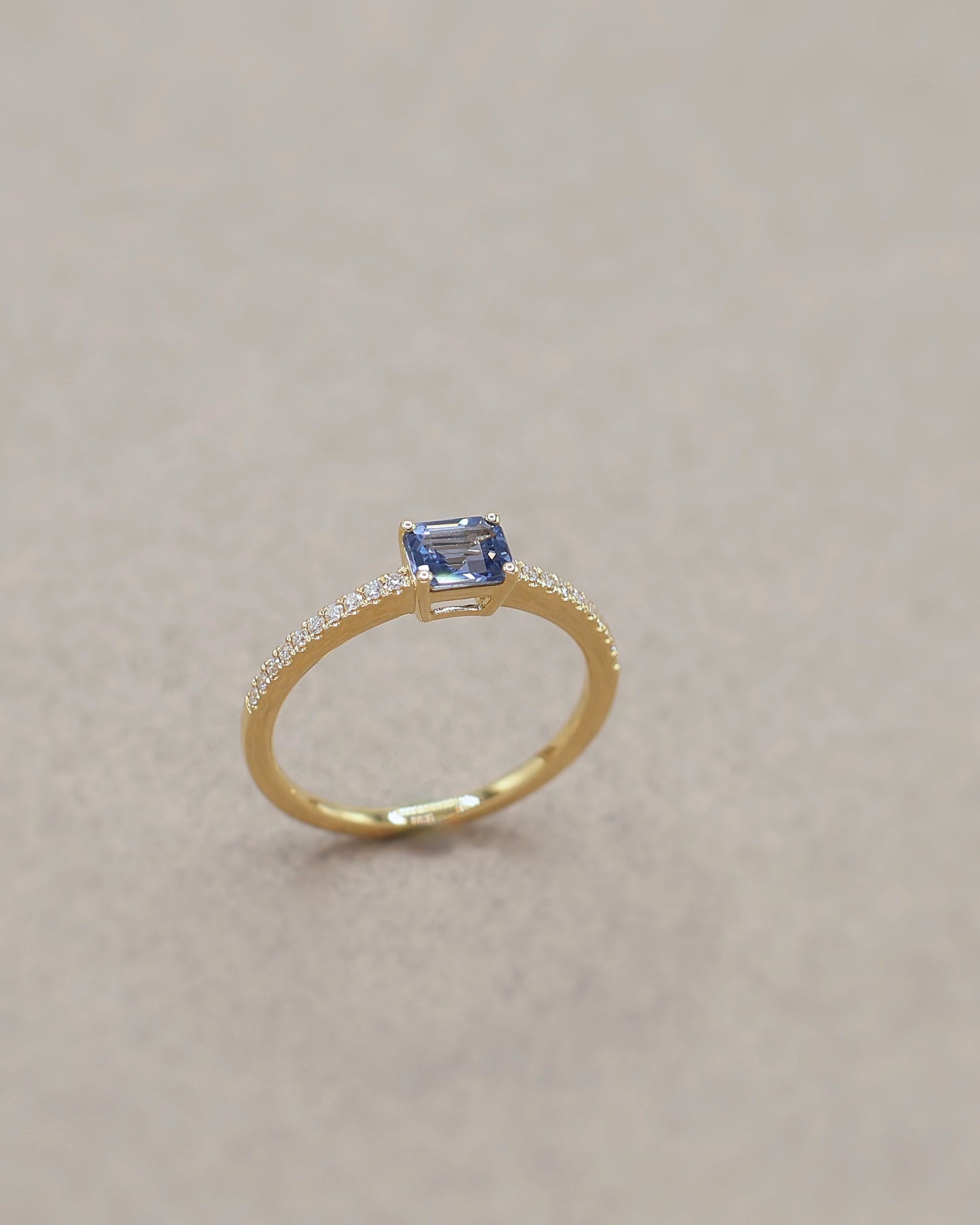 Solitaire saphir bleu horizontal diamants or jaune 18K