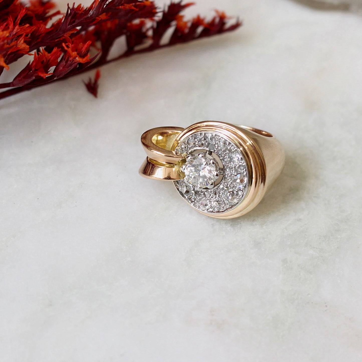 Superbe bague tank des années 40 en or rose et diamants sertis sur platine-pierre centrale de 0,90 carat