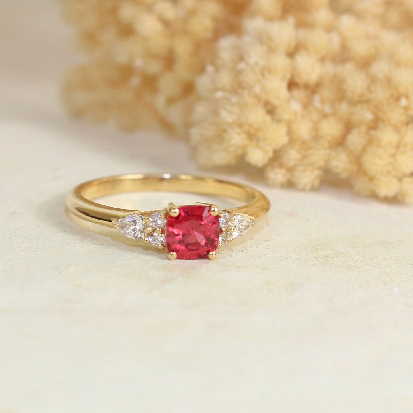 Un magnifique spinelle rose épaulé de diamants taille poire et taille brillant pour cette bague de fiançailles moderne et originale