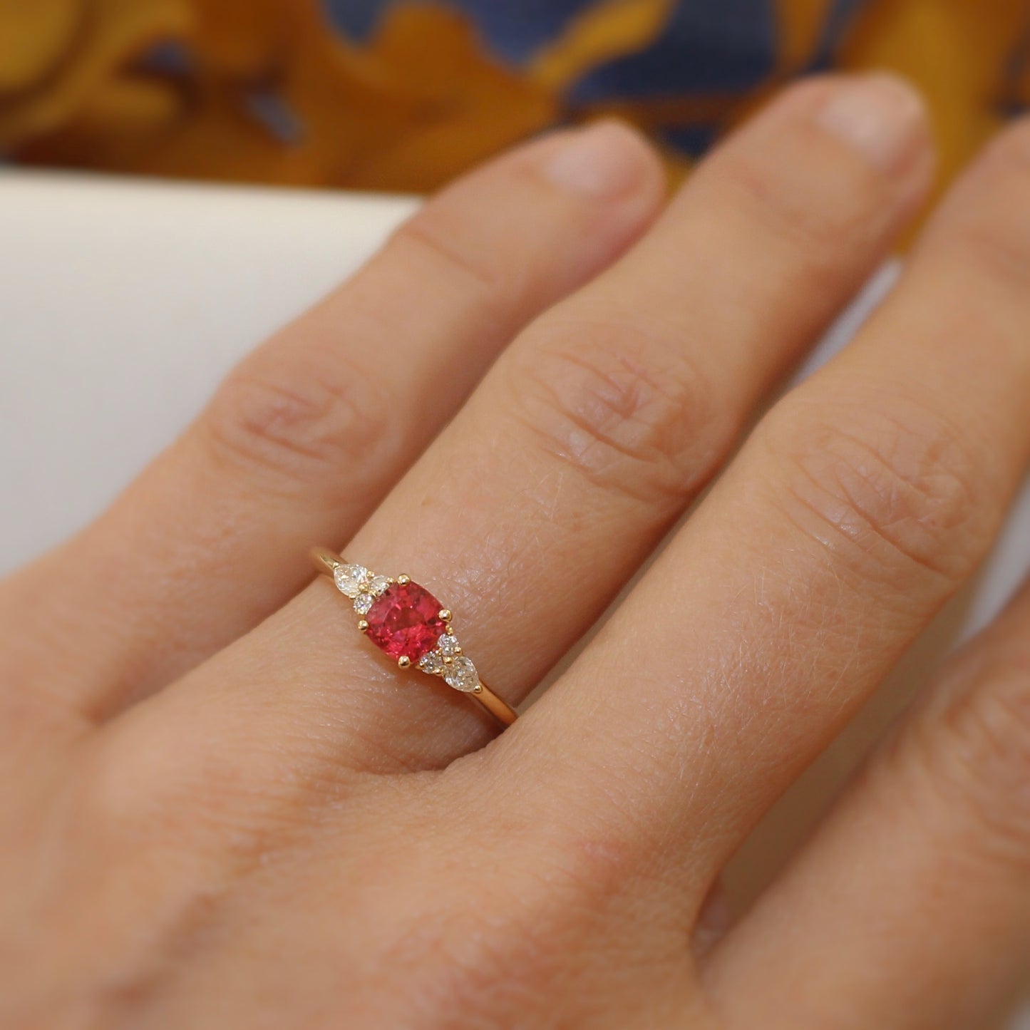 Une spinelle rose intense taille coussin et un épaulage de diamants pour cette superbe bague de fiançailles-monture en or jaune 18K