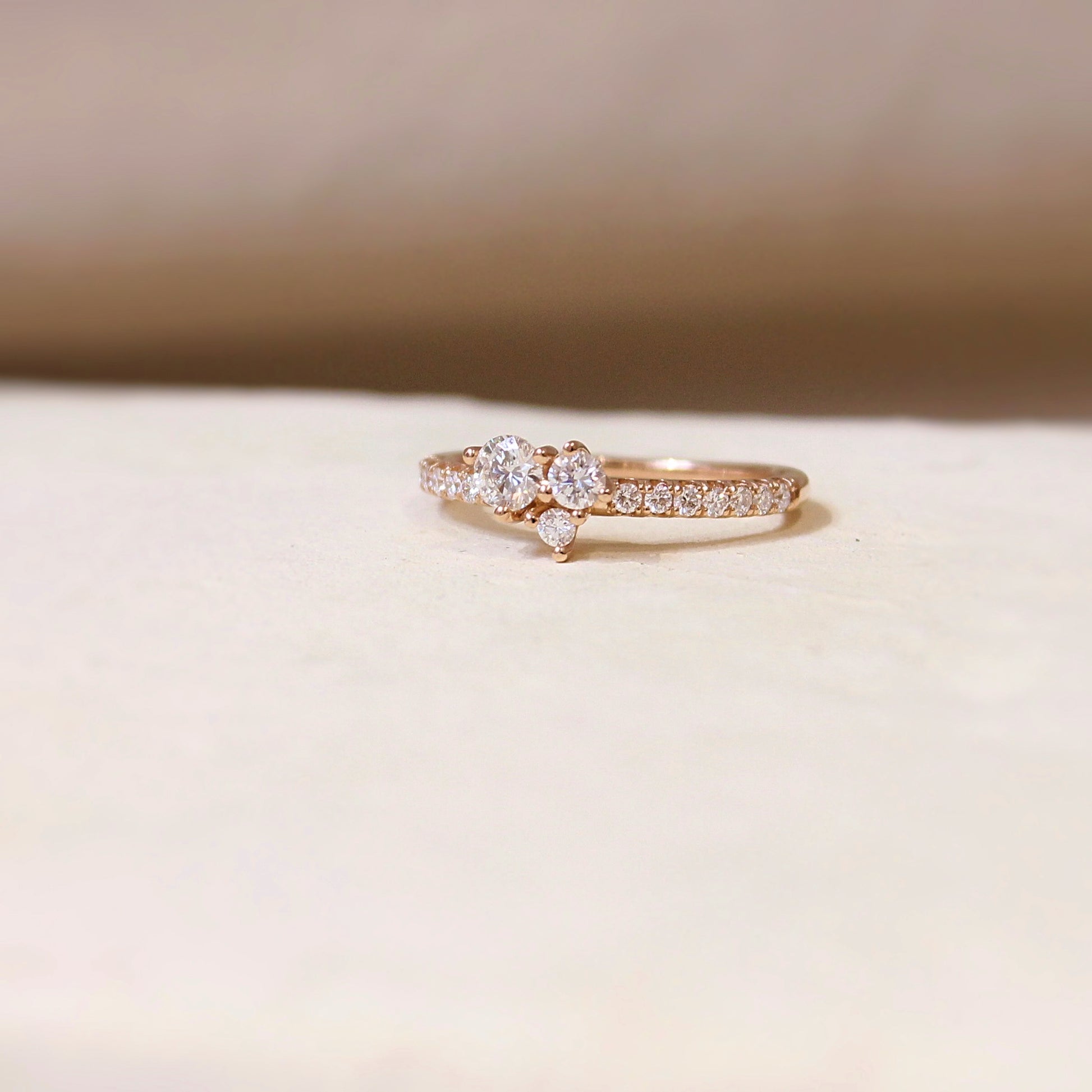 un bouquet de diamants pour cette bague de fiançailles moderne et élégante-monture en or rose et anneau pavé de diamants