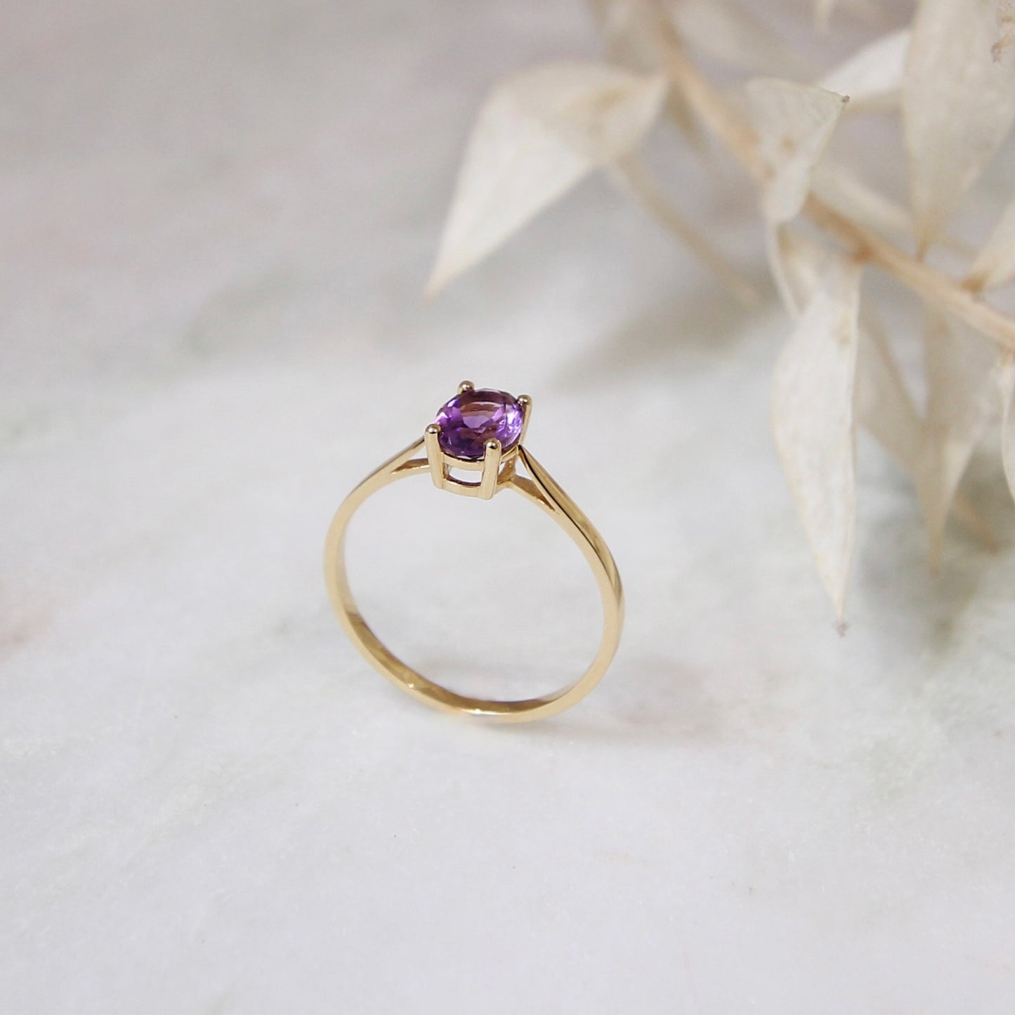 Bague ornée d'une Améthyste taille ovale sur or jaune