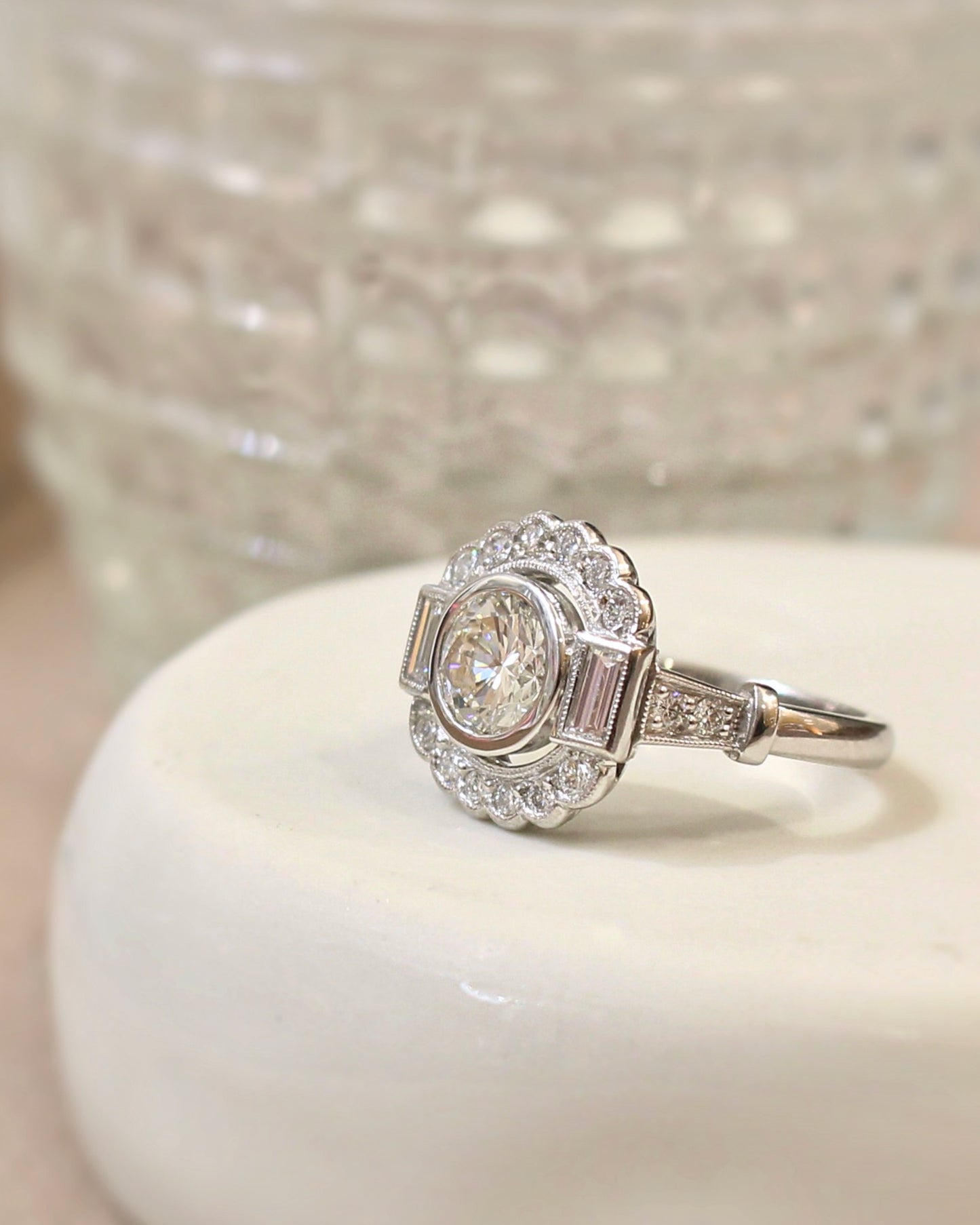 bague Art Déco en or blanc ornée de diamants dont un principal de plus d'un carat.