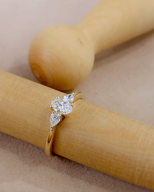 bague_diamant_ovale_et_diamants_poire_-_monture_en_or_jaune