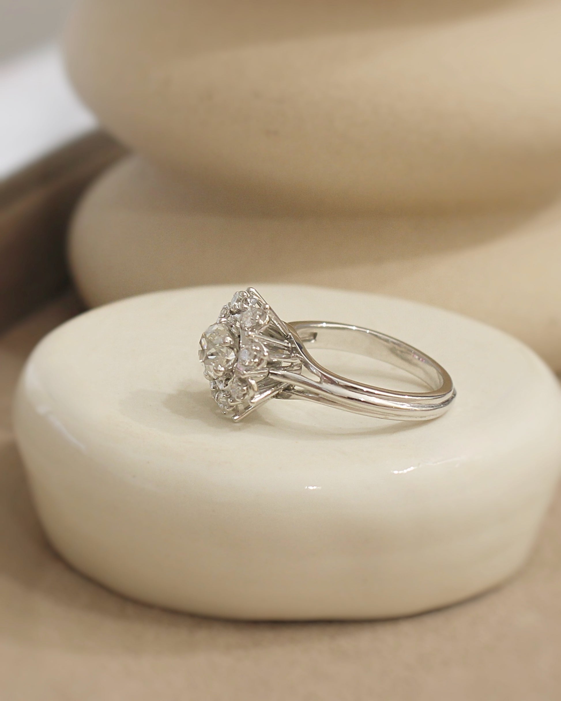 bague marguerite ancienne en or blanc et diamants