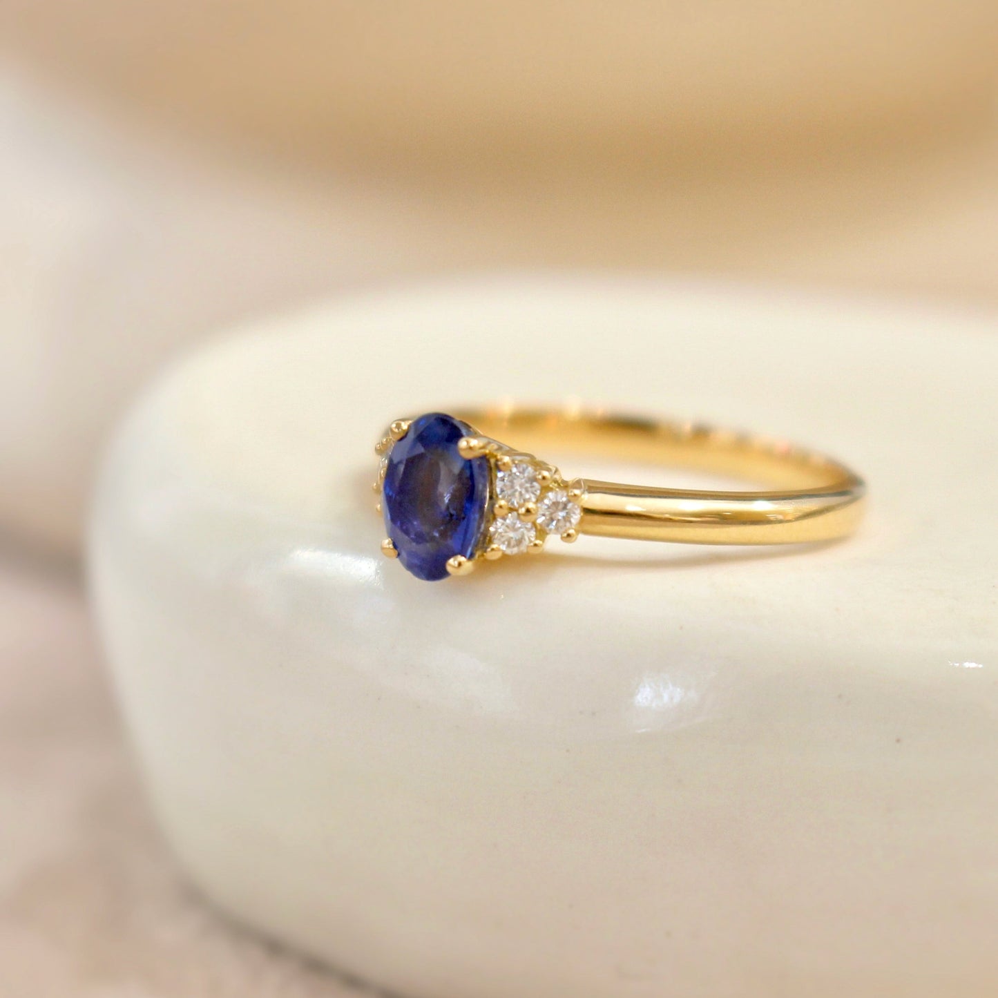 bague sertie d'un saphir taille ovale et de diamants taille brillant sur une monture en or jaune