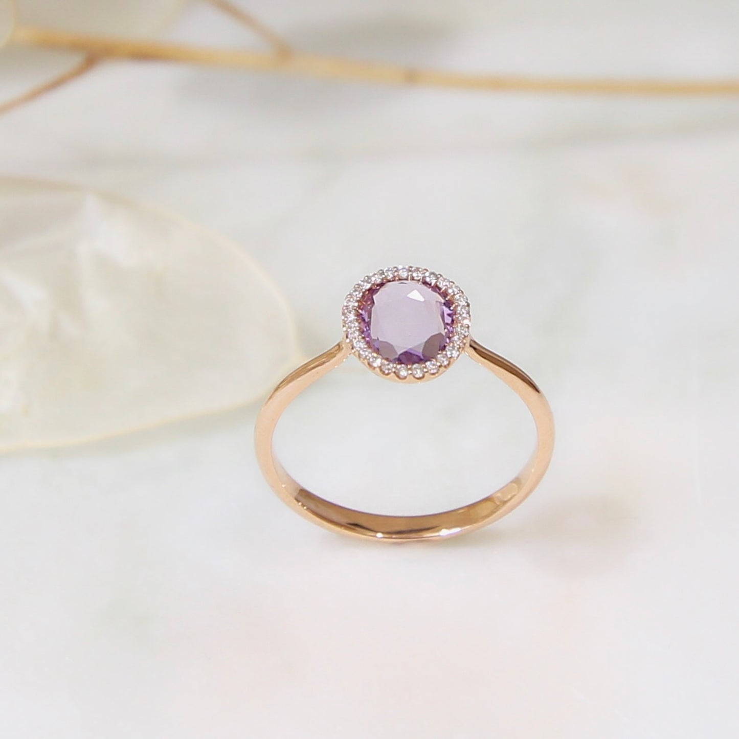 bague améthyste et diamants sur une monture en or rose 18K