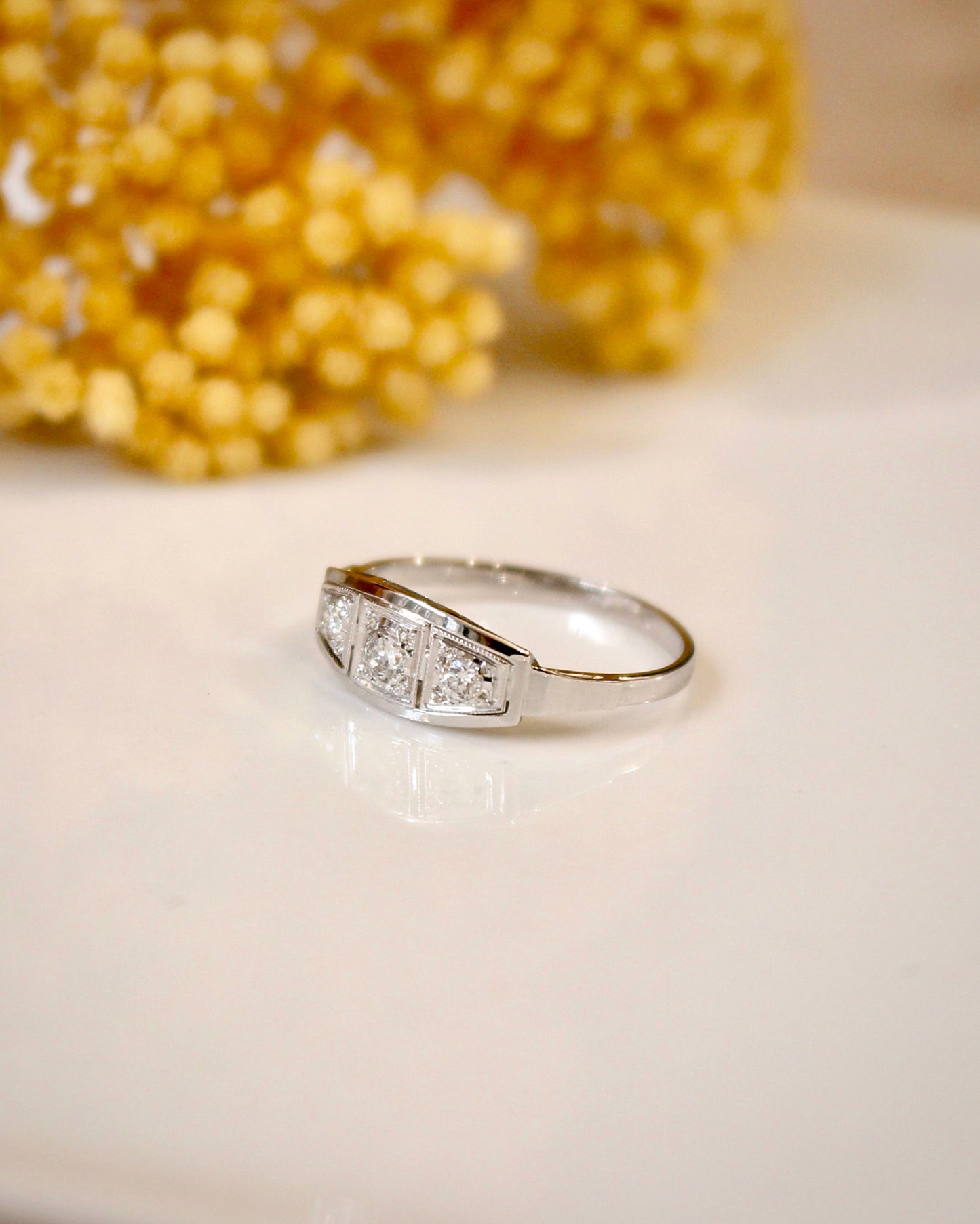 bague ancienne vers 1920- art déco - trilogie de diamants sur or blanc