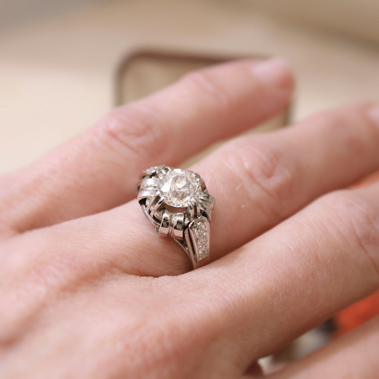 Bague ancienne solitaire diamant sur or blanc et platine