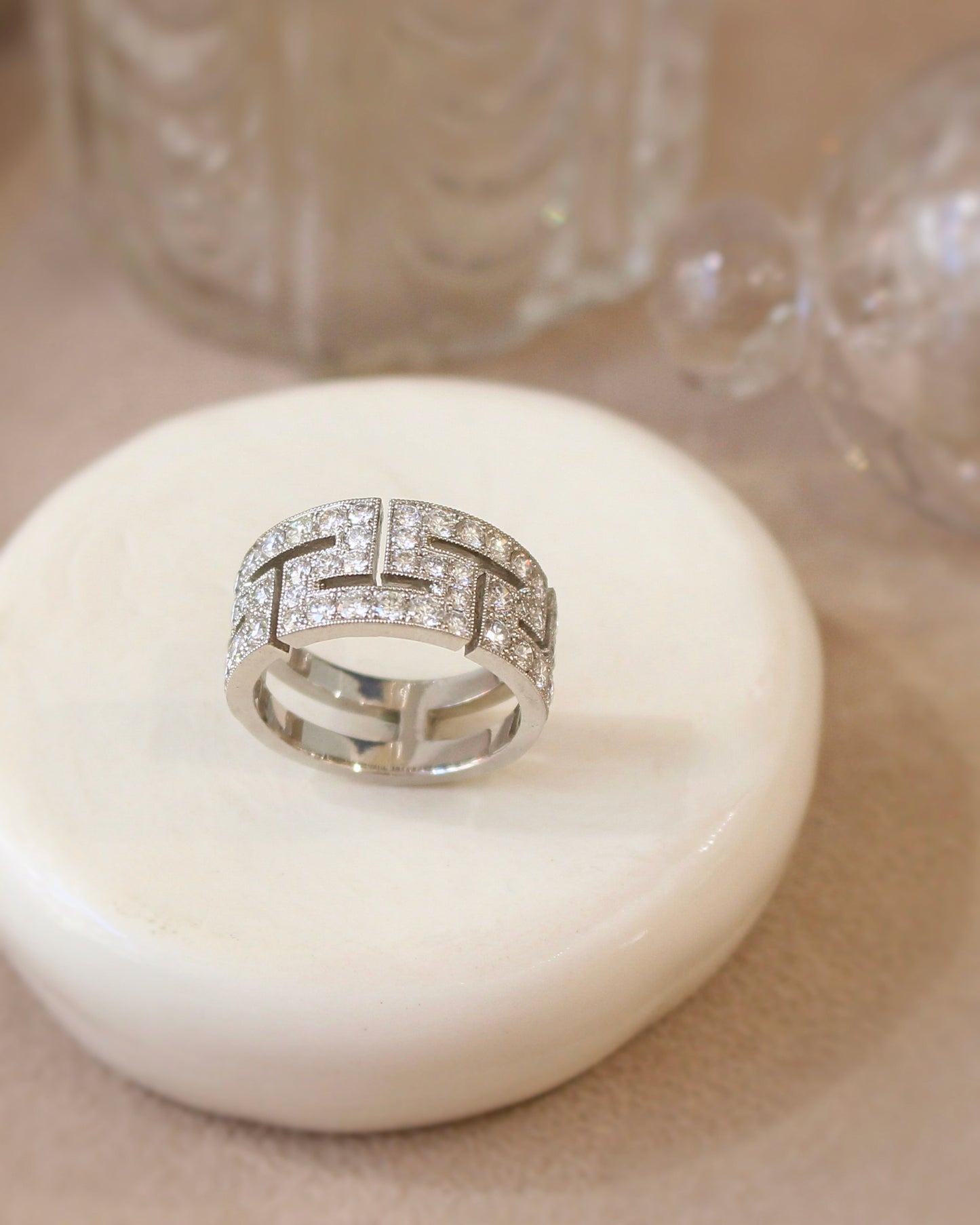 bague anneau large pavage diamants - dessin géométrique- diamants sur platine