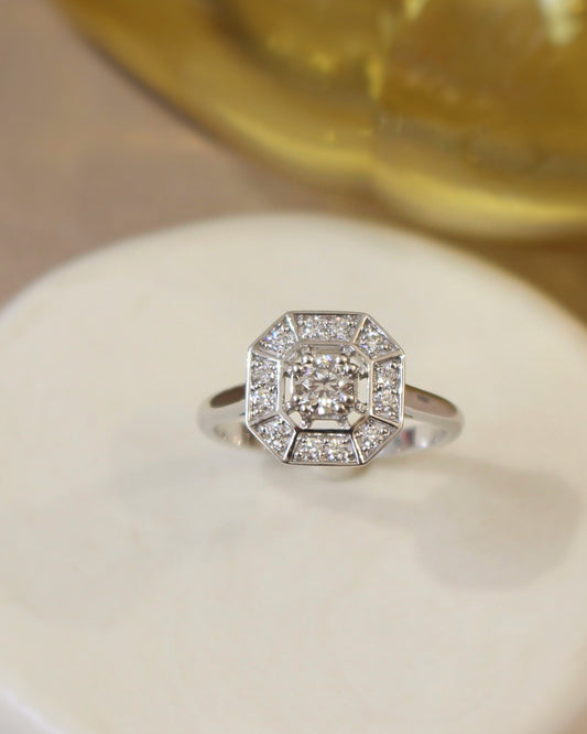 bague ArtDéco-diamants sur or blanc-forme carrée à pans coupés