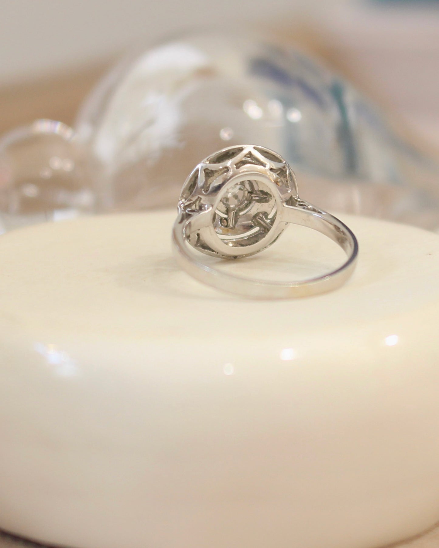 bague art déco ancienne en or blanc ornée d'un diamant