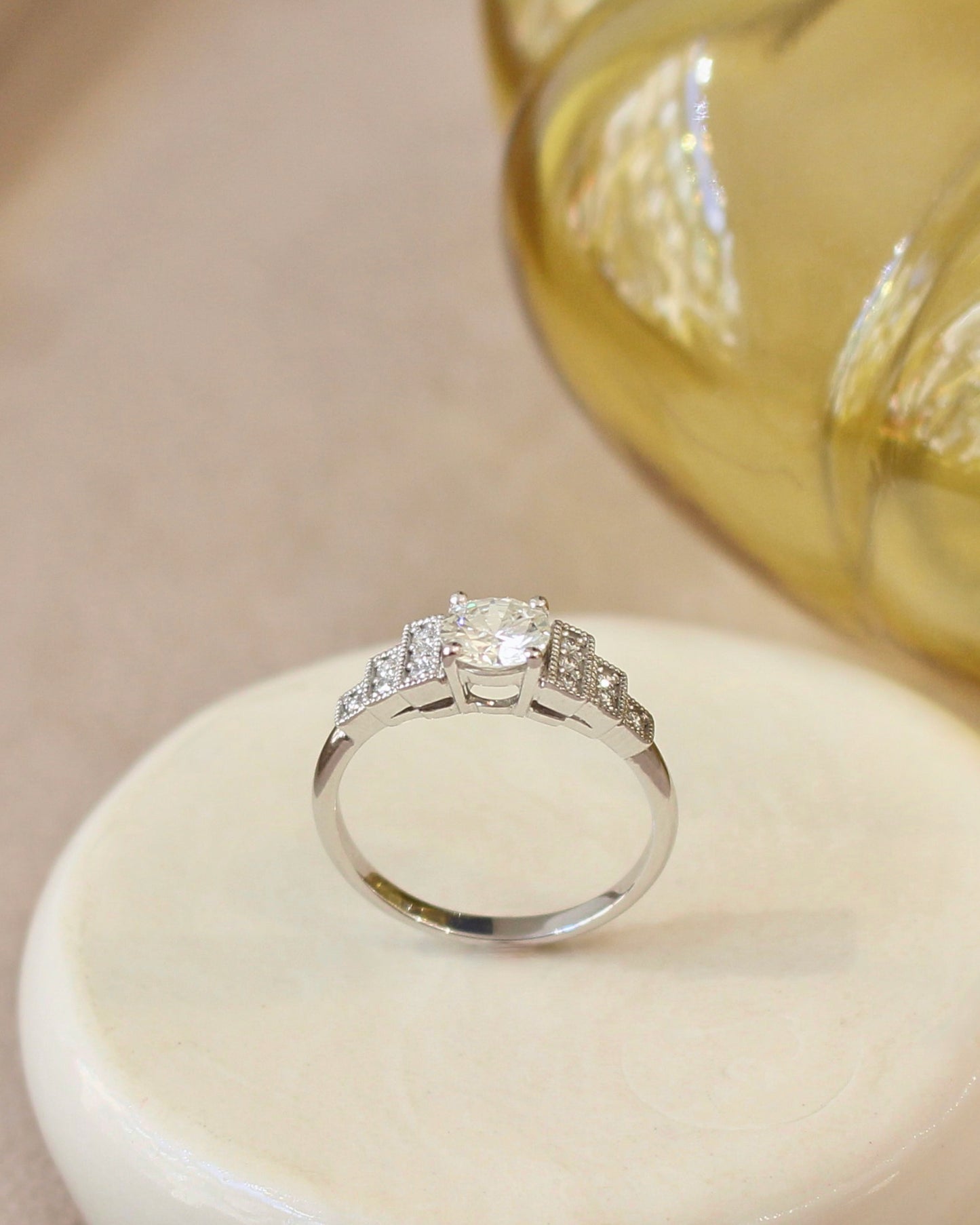 bague art déco- diamants sur blanc