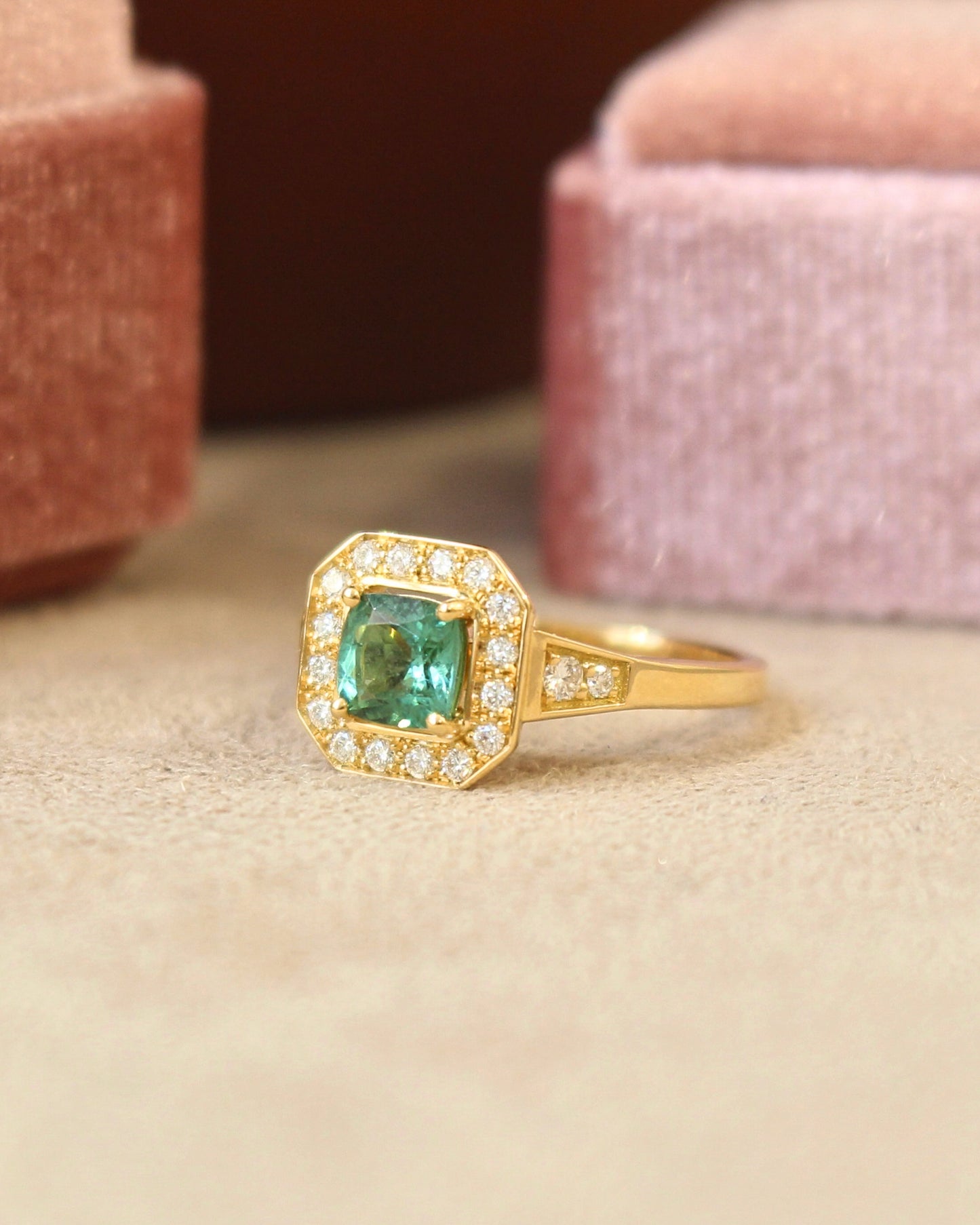 bague avec tourmaline verte et diamants - inspiration Art Déco- en or jaune 18k