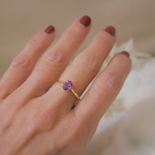 Bague ornée d'une Améthyste taille ovale sur or jaune