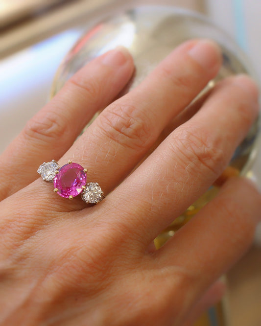 bague avec un important saphir rose et deux beaux diamants de chaque coté-monture en or jaune et platine - bague de fiançailles