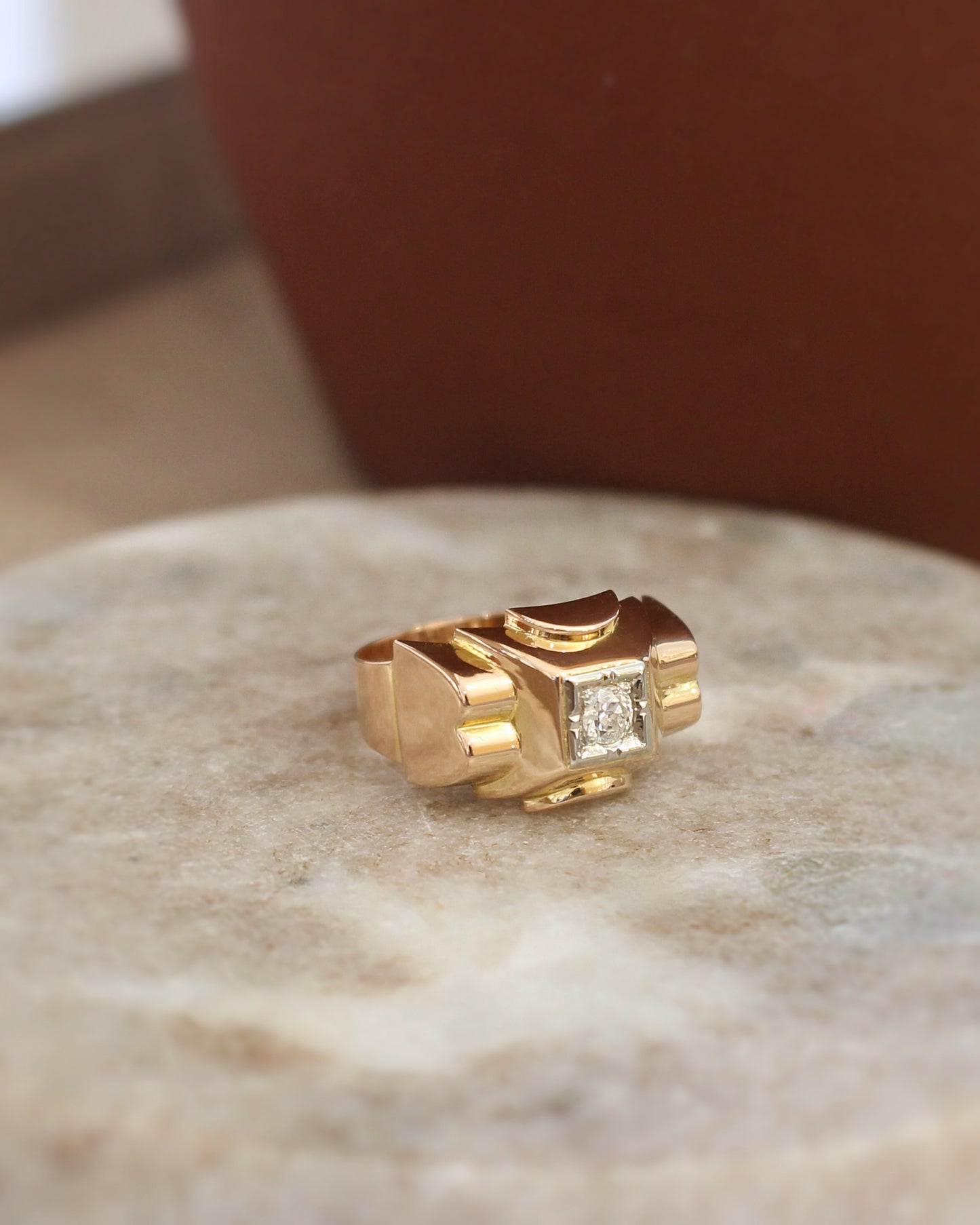bague a volumes geometriques-bague tank vers 1940-or rose et diamant