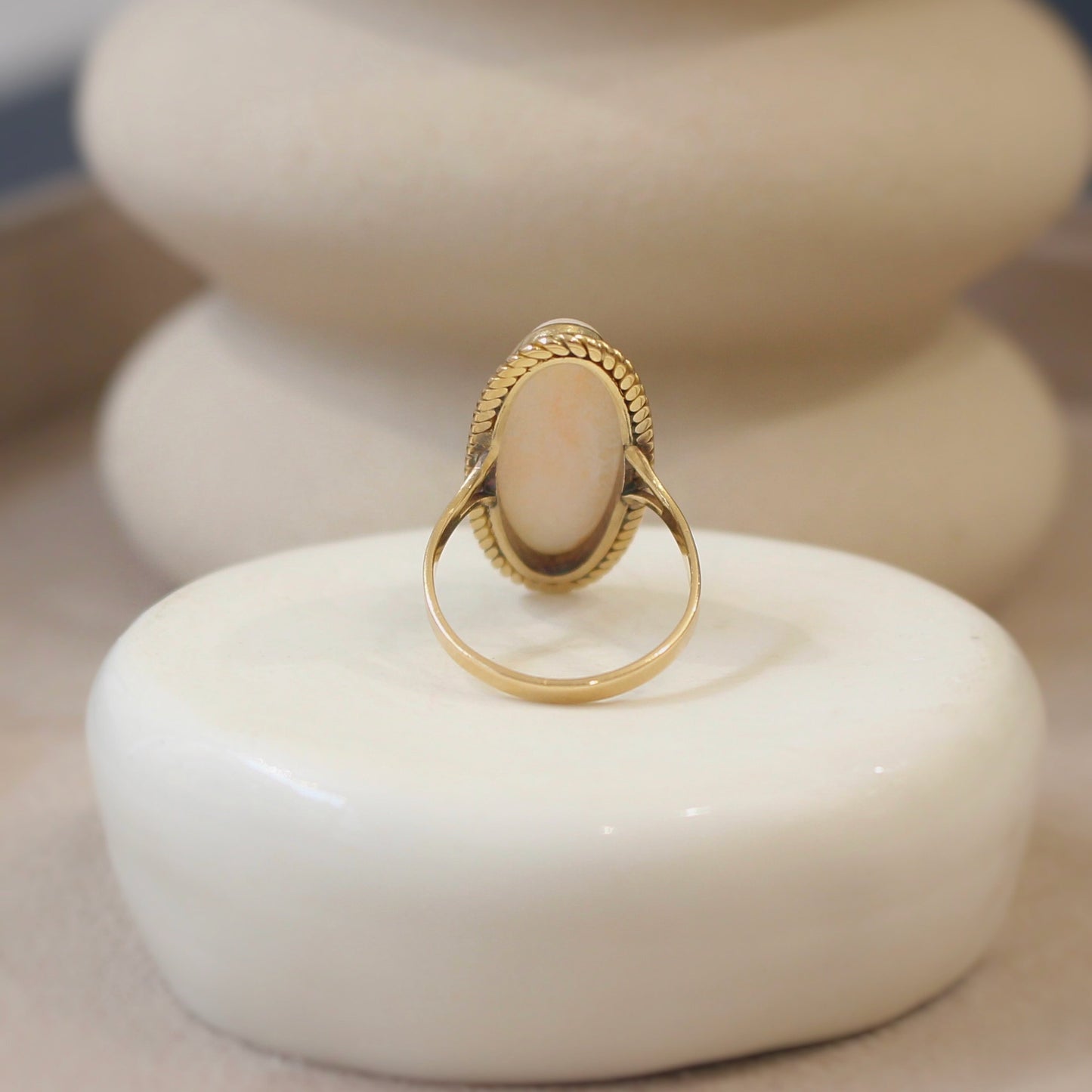 vue de dos bague corail peau d'nge en or jaune 18k