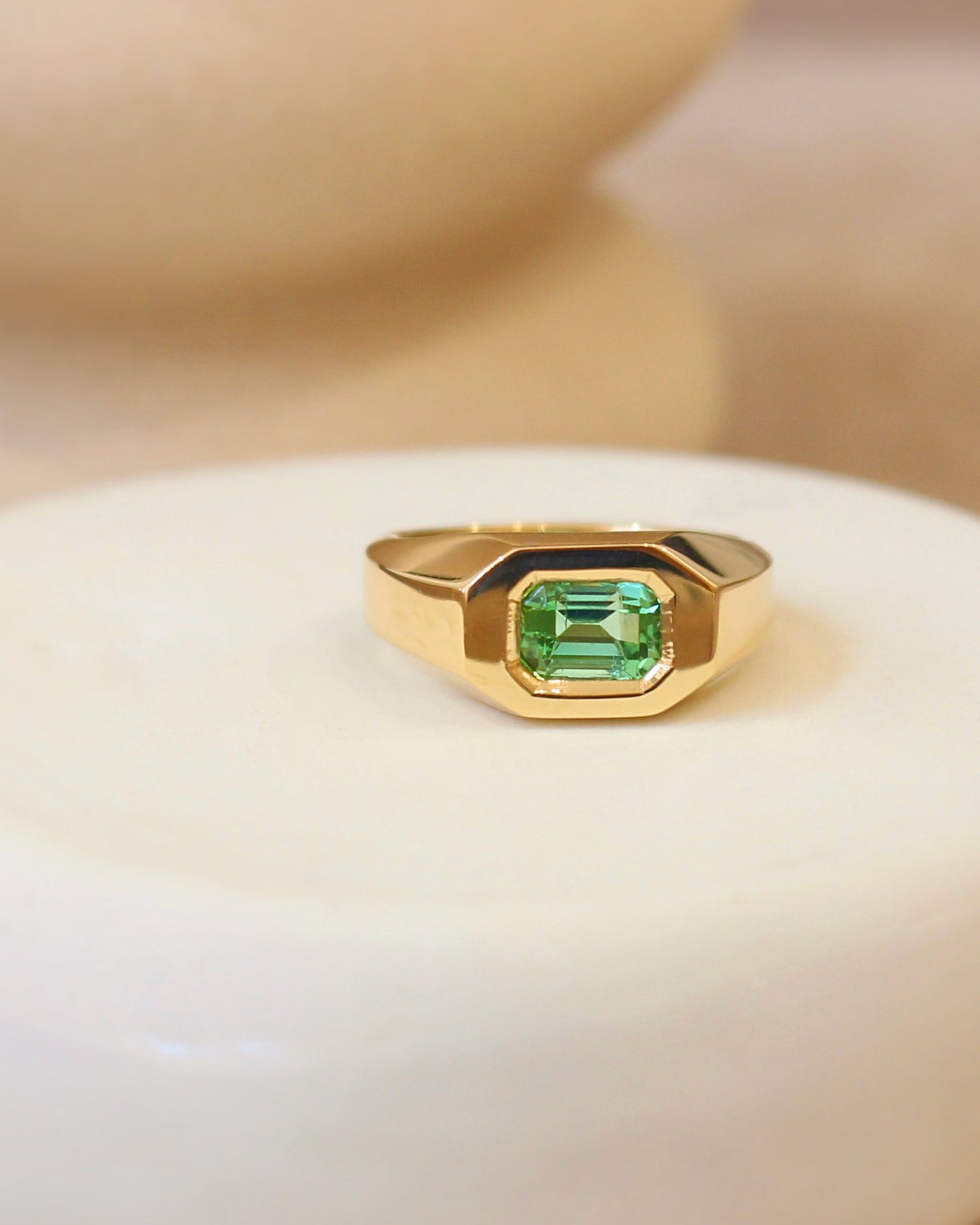 bague chevalière moderne-tourmaline verte taille rectangle-monture en or jaune 18K
