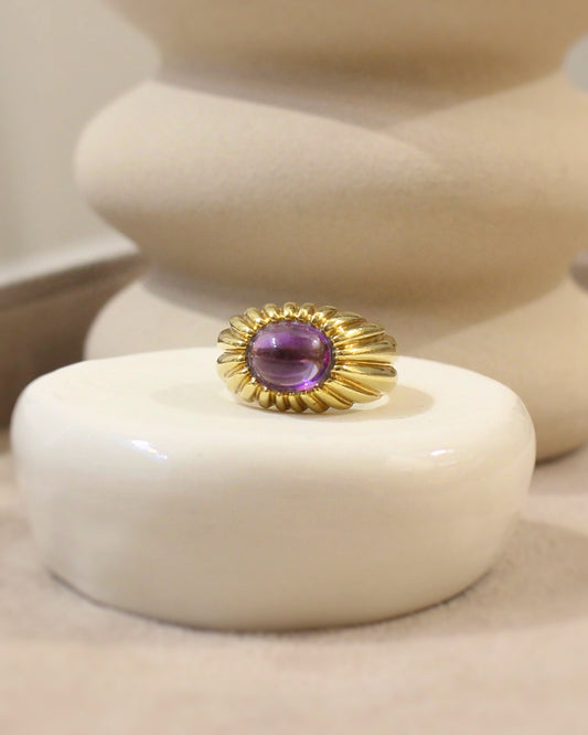 bague chevalière ou bague dôme à décor de godrons ornée d'un cabochon d'améthyste - bague vintage pour femme