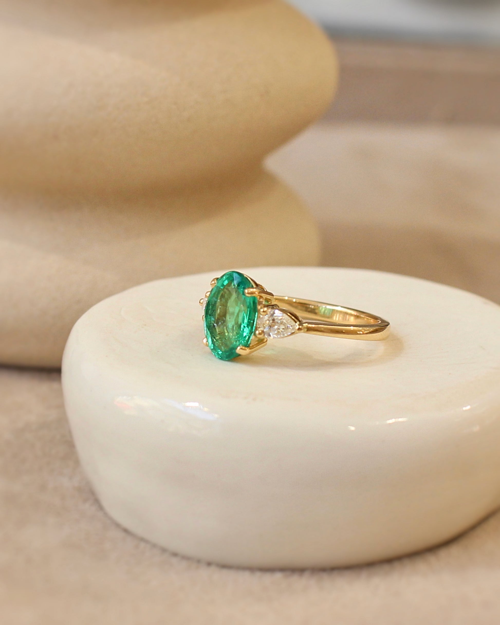 bague de demande en mariage- émeraude et diamants - monture en or jaune 18k