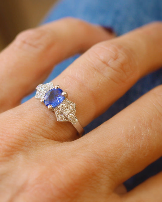 bague de demande en mariage dans l'esprit art déco - saphir bleu et diamants
