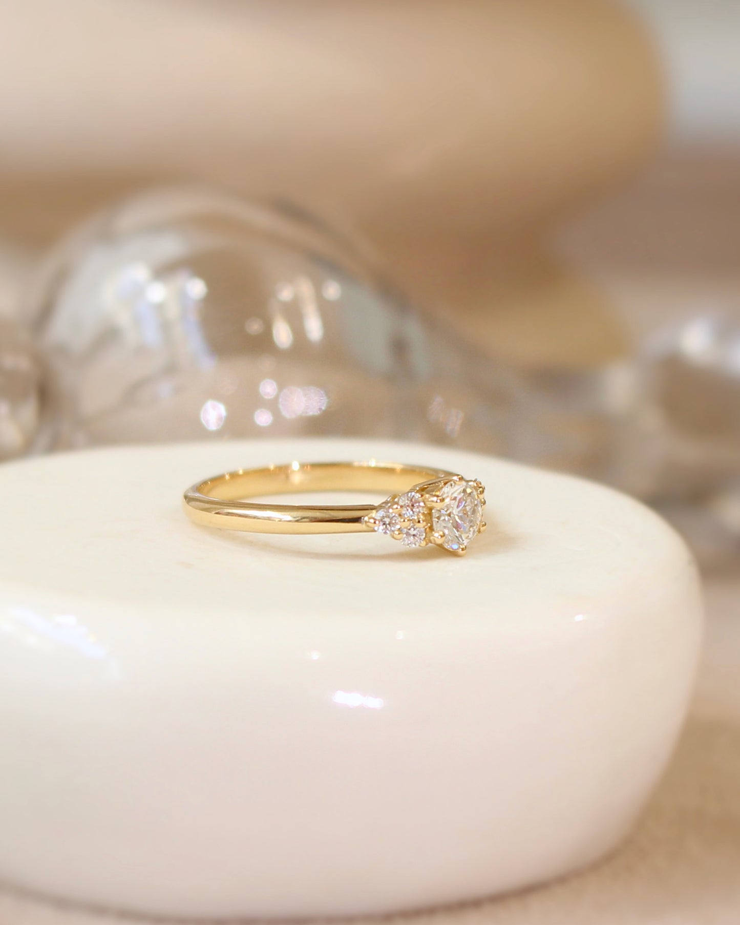 bague de demande en mariage ornée d'un diamant taille brillant et de 3 diamants de chaque coté. monture en or jaune 18k
