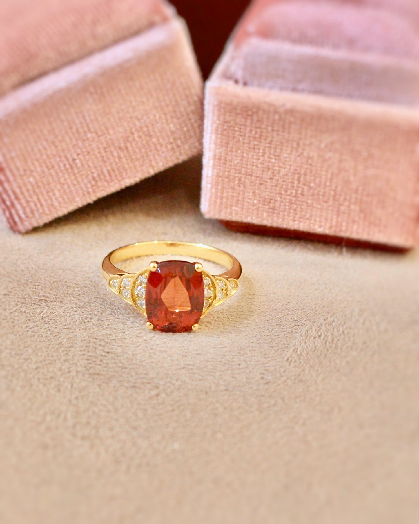 bague dedemande en mariage style Art Déco- grenat et diamants- en or jaune 18k