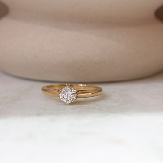 bague de fiançailles-solitaire diamant sur une monture en or jaune 18k