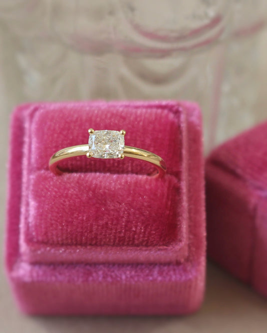 bague de fiançailles ornée d'un diamant taille coussin pesant 0,70 carat sur une monture en or jaune 18K