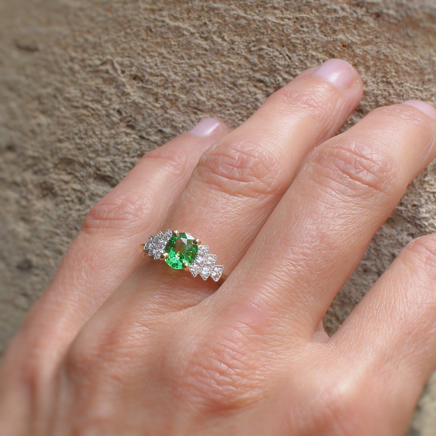 bague de fiançailles ornée d'un grenat tsavorite et de diamants dans le style Art Déco