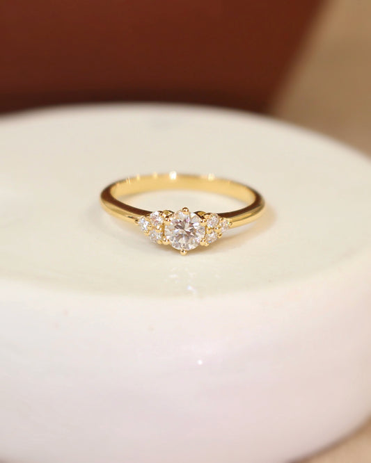 bague de fiançailles diamant épaulage trilogie de diamants sur une monture en or jaune