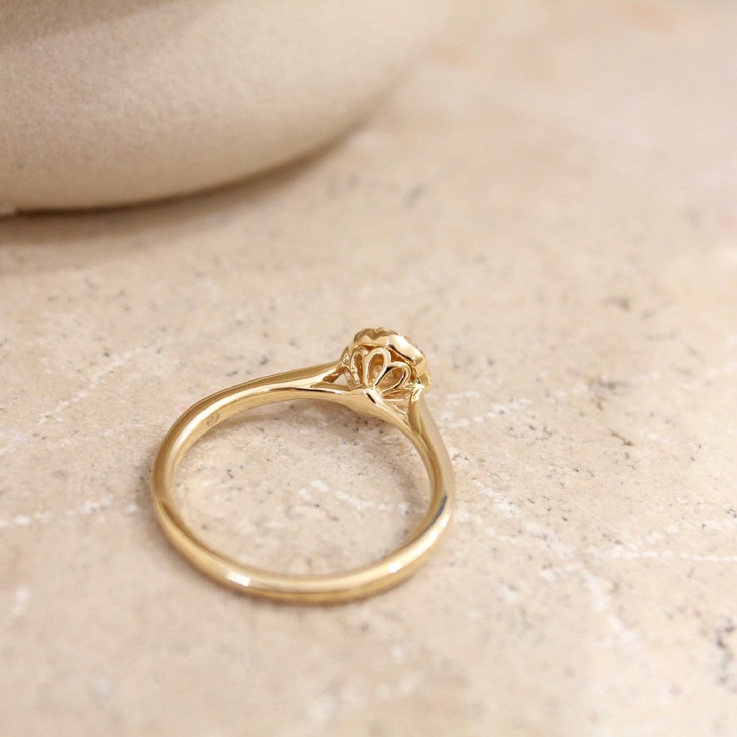 bague fleur diamants- délicate bague de fiançailles en or jaune 18k