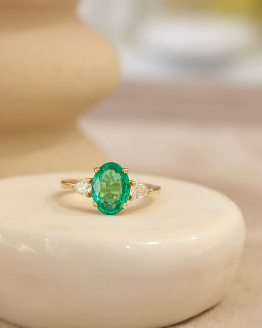 bague de fiançailles émeraude et diamants poire-or jaune 1k