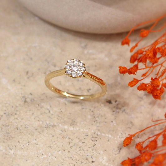 bague de fiançailles en or jaune 18k ornée d'une petite fleur de diamants