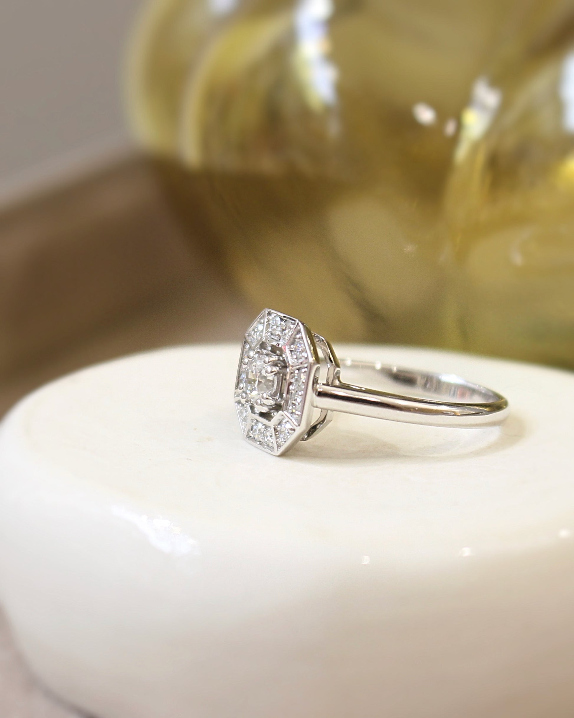 bague de fiançailles esprit Art Déco - diamants sur or blanc