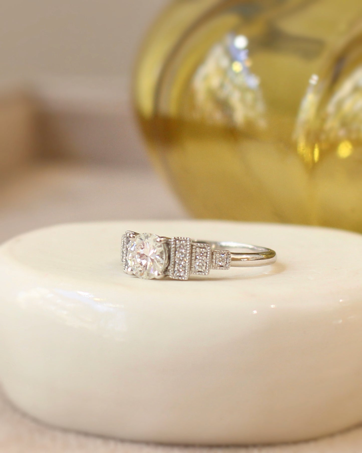 bague de fiançailles esprit art déco-diamants sur or blanc 18k