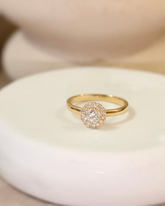 bague de fiançailles halo de diamants autour de la pierre centrale-monture en or jaune