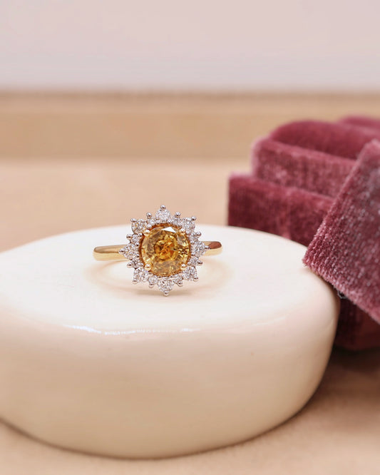 bague de fiançailles avec une combolite et un entourage de diamants taille brillant. monture en or jaune;sertissage des diamants en or blanc