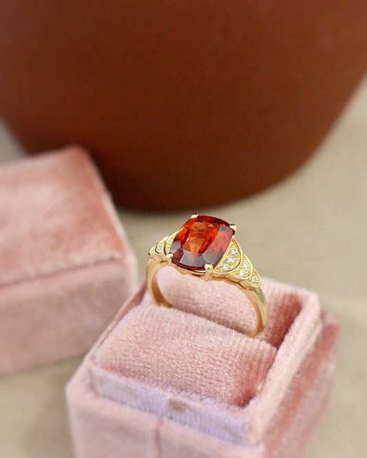 bague de fiançaille ornée d'un grenat spéssartite et de diamants - monture style Art Déco en or jaune