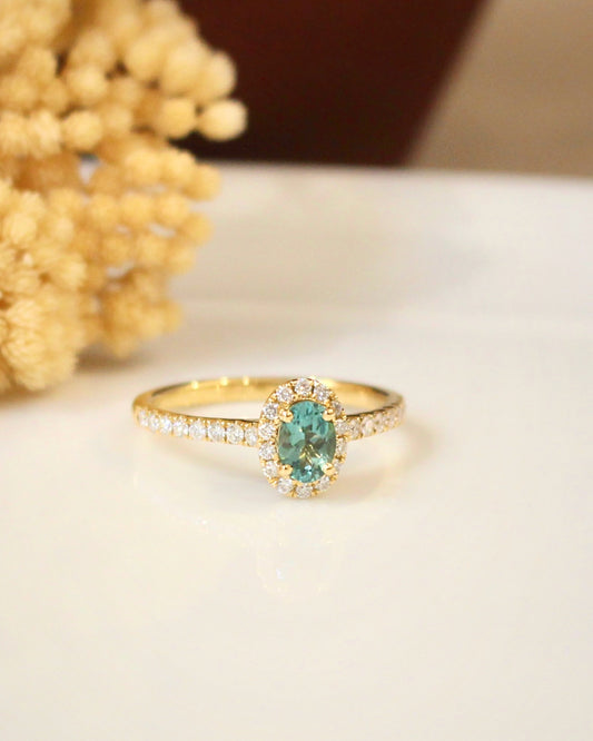 bague ornée d'une tourmaline bleu lagon et d'un entourage de diamants - monture en or jaune