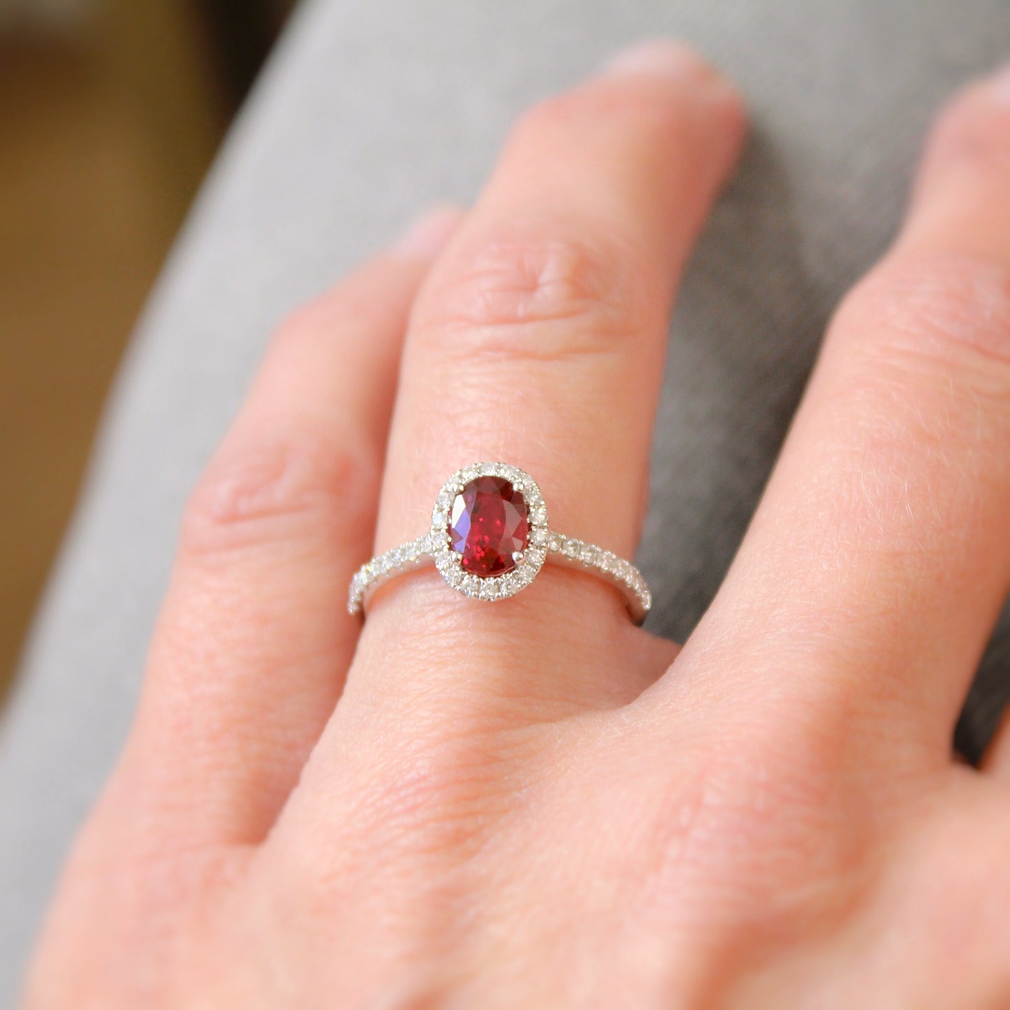 bague de fiançailles rubis et diamants sur une monture en or blanc 18k