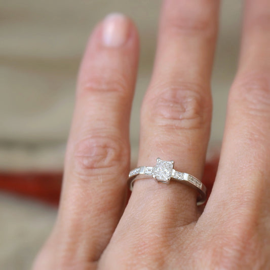 bague solitaire diamant taille radian de 0,40 carat-monture en or blanc 18k