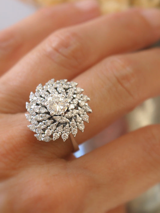 bague tourbillon diamants sur une monture en or blanc - un diamant pesant 0,90 carat au centre et 58diamants pour l'entourage