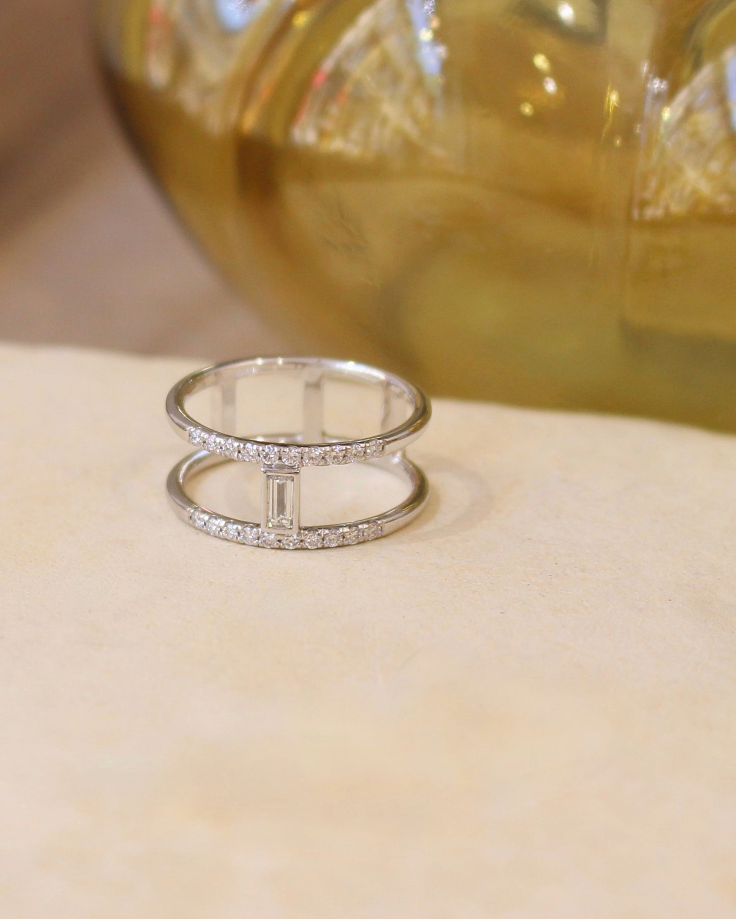 bague double anneau pavé de diamants- diamant baguette au centre - or blanc 18k