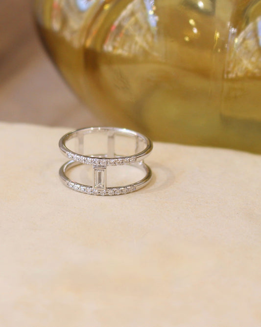 bague double anneau pavé de diamants- diamant baguette au centre - or blanc 18k