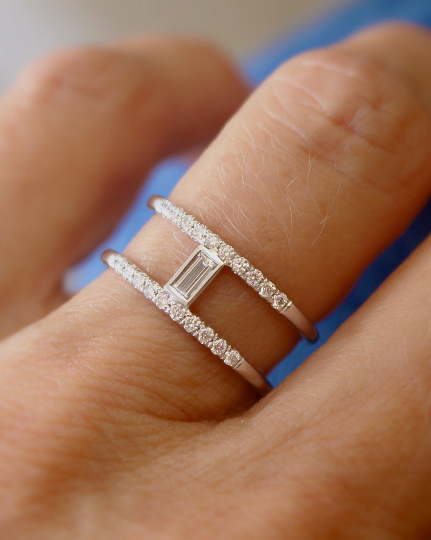 bague moderne pour femme en or blanc 18K- au centre un diamant taille baguette - deux anneaux pavés de diamants