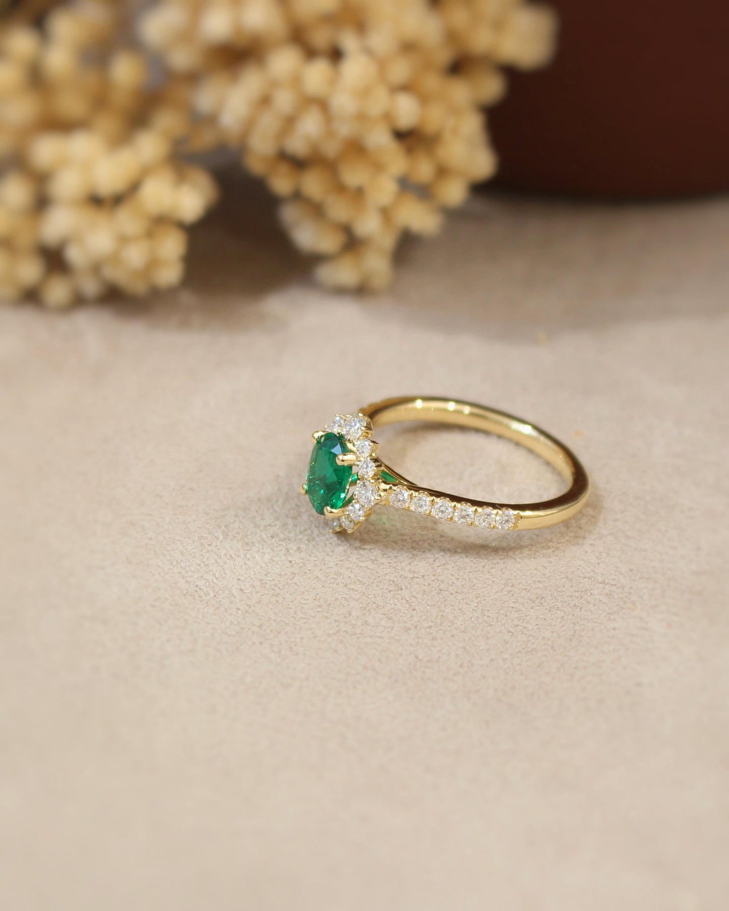 bague émeraude entourage diamants sur une monture en or jaune- anneau pavé de diamants- bague de fiançailles