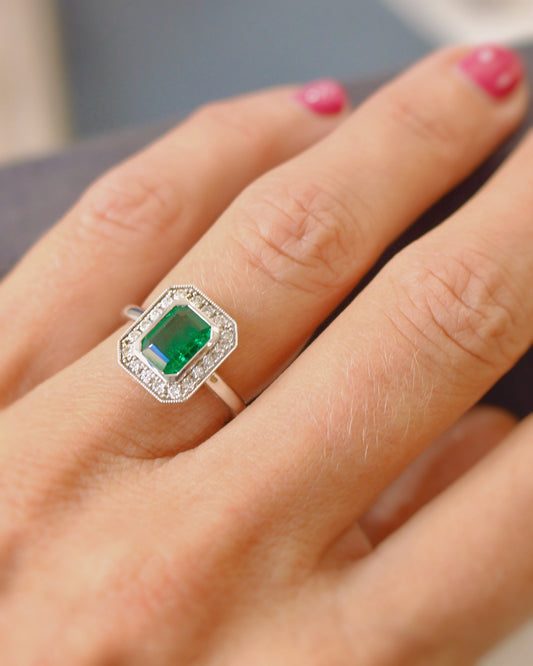 Bague émeraude et diamants-style art déco de forme octogonale-monture or blanc